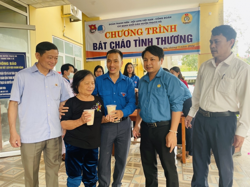 CĐCS Cơ quan Khối dân huyện Thạch Hà phối hợp tổ chức Chương trình “Bát cháo tình thương”
